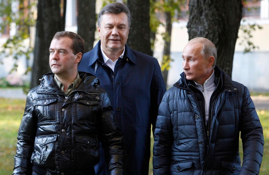 Где сейчас янукович 2024 год. Куртка Медведева. Медведев в кожаной куртке.